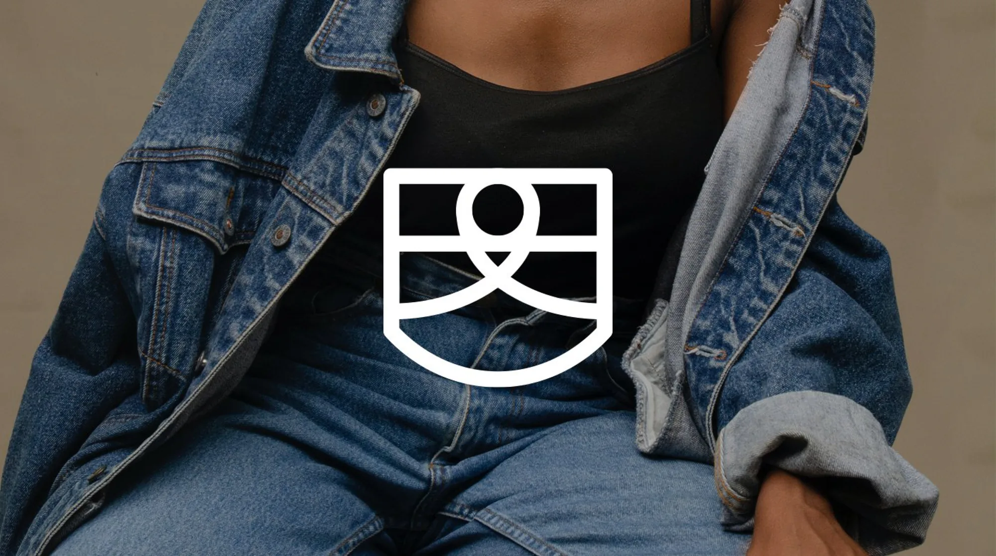 Logotipo de Sample Denim en blanco sobre azul, y la marca aplicada a una camioneta de reparto.